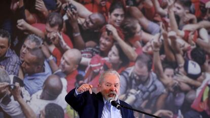 O ex-presidente Luiz Inácio da Silva discursa em São Bernardo nesta quarta.