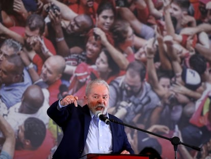 O ex-presidente Luiz Inácio da Silva discursa em São Bernardo nesta quarta.