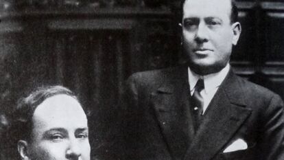 Antonio Machado (a la izquierda) y su hermano Manuel Machado.
