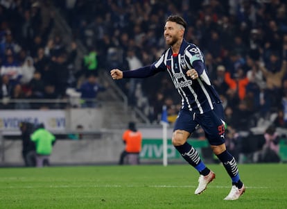 Sergio Ramos celebra el segundo gol de Monterrey durante su debut en Mxico.