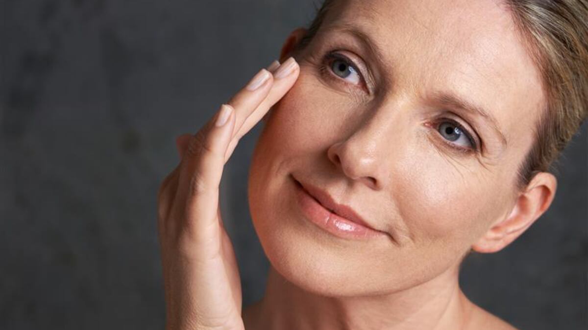 La rutina facial que mejor funciona a partir de los 45 años, creada por una dermatóloga