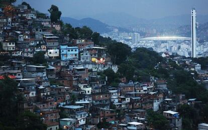 Moradias no Rio de Janeiro e, ao fundo, o estádio do Maracanã.