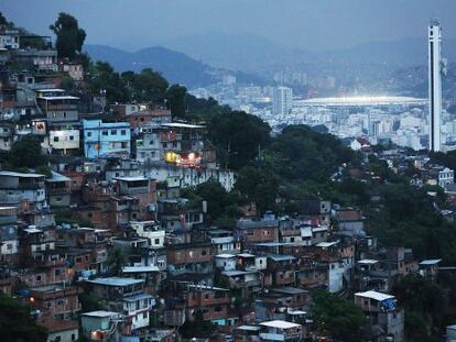 Moradias no Rio de Janeiro e, ao fundo, o estádio do Maracanã.