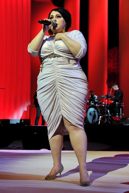 Beth Ditto cantó Candle in the WInd en la gala de apertura con un vestido inspirado en Marilyn Monroe, imagen de la 65 edición del festival.