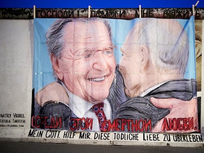 Grafiti en la East Side Gallery de Berlín que muestra al excanciller alemán Gerhard Schröder abrazándose con el presidente ruso, Vladímir Putin, en abril de 2022. "Dios mío, ayúdame a sobrevivir a este amor letal", reza el cartel.