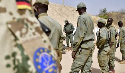 Soldados malienses reciben entrenamiento de la misión militar europea desplegada en Malí.