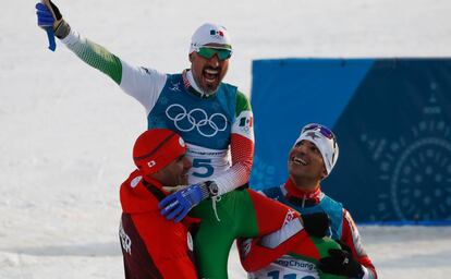 Taufatofua y Azzimani cargan en hombros al mexicano.