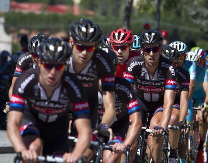 Dumoulin (de rojo), pedalea junto a su equipo.