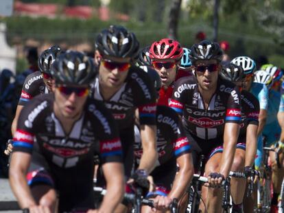 Dumoulin (de rojo), pedalea junto a su equipo. 