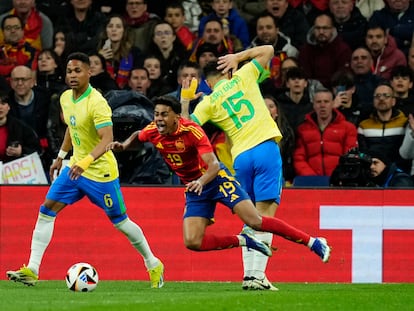 Lamine Yamal es zancadilleado por João Gomes.