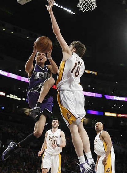 Gasol evita la entrada de Kevin Martin, de Sacramento