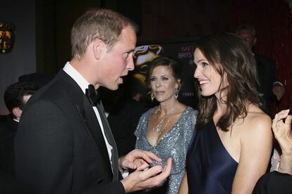 El príncipe Guillermo en un momento de la conversación mantenida con la actriz texana Jennifer Garner, protagonista de la serie de televisión 'Alias'. Al fondo, la también actriz Rita Wilson.