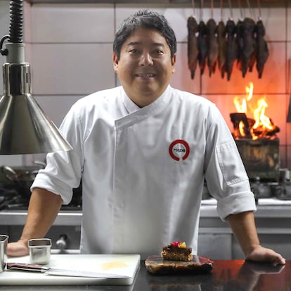 AME2430. BOGOTÁ (COLOMBIA), 19/06/2025.- Fotografía de archivo del 15 de agosto de 2024 del chef peruano Mitsuharu Tsumura posando en una entrevista con EFE, en Lima (Perú). El restaurante peruano Maido, de Mitsuharu 'Micha' Tsumura se coronó este jueves como el mejor restaurante del mundo al conseguir el número 1 de la lista de 'The World's 50 Best Restaurants', seguido del español Asador Etxebarri, en la edición número 23 de estos premios, celebrados en Turín (Italia). EFE/ Paolo Aguilar/ARCHIVO