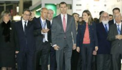 Los Pr&iacute;ncipes de Asturias junto al ministro de Agricultura, Alimentaci&oacute;n y Medio Ambiente, Miguel Arias Ca&ntilde;ete, el presidente de la Generalitat, Artur Mas, y la alcaldesa de L&#039;Hospitalet, Nuria Mar&iacute;n, entre otros, durante la inauguraci&oacute;n hoy en Barcelona de la vig&eacute;sima edici&oacute;n de Alimentaria, la mayor feria de la industria agroalimentaria de Espa&ntilde;a.