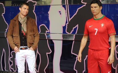 Cristiano Ronaldo y su antigua figura de cera, en 2013.