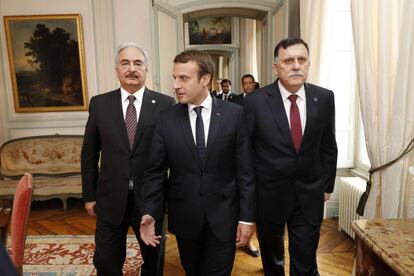 Macron (c); al-Sarraj (d), y el mariscal Jalifa Hafter, durante su reuni&oacute;n de este martes en Par&iacute;s 