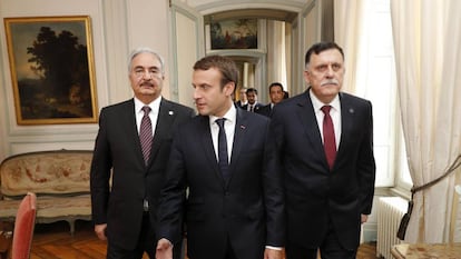 Macron (c); al-Sarraj (d), y el mariscal Jalifa Hafter, durante su reuni&oacute;n de este martes en Par&iacute;s 