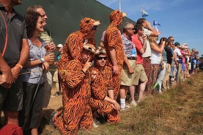 Aficionados vestidos como tigres en apoyo a Woods.