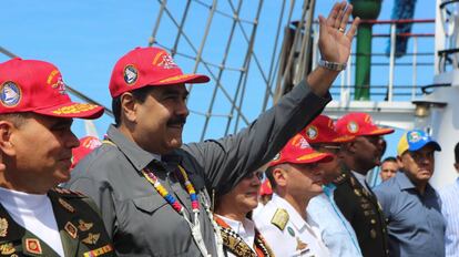 Maduro, na sexta-feira, com oficiais em La Guaira (Venezuela)