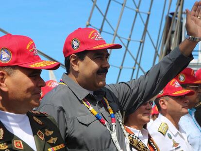 Maduro, na sexta-feira, com oficiais em La Guaira (Venezuela)