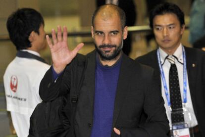 Pep Guardiola, el entrenador del Barcelona, a su llegada al aeropuerto japonés de Narita.