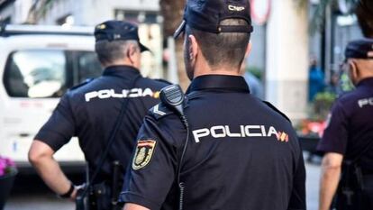 Cuatro agentes de la Policía Naciona, en una foto de archivo.