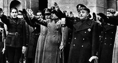 Dionisio Ridruejo (a la izquierda) realiza el saludo fascista junto a Franco ante la tumba de Jos&eacute; Antonio Primo de Rivera,
