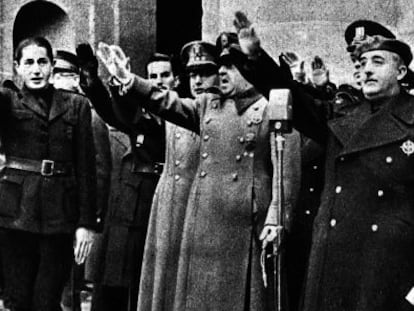 Dionisio Ridruejo (a la izquierda) realiza el saludo fascista junto a Franco ante la tumba de Jos&eacute; Antonio Primo de Rivera,