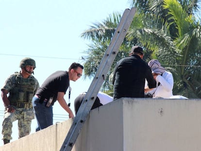 Forensic technicians at the crime scene in Eldorado, Sinaloa.