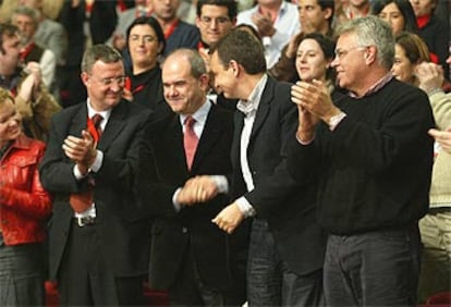 Chaves y Rodríguez Zapatero se cogen de la mano, ayer, en presencia de Felipe González y Caldera.