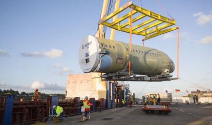 Fuselaje de un avi&oacute;n de Airbus listo para ser embarcado en Hamburgo con rumbo a Mobile (Alabama), la semana pasada.