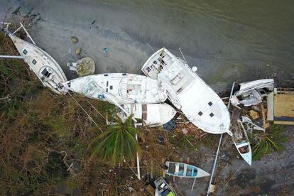 Sin luz, con un 75% de las casas sin agua corriente y sin señal de teléfono, los tres millones y medio de habitantes de Puerto Rico se desesperan por tener soluciones. En la imagen, varios barcos destrozados, en Fajardo.