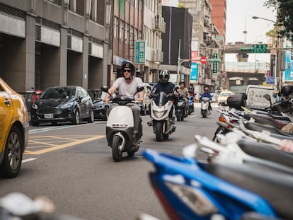 Una moto de Gogoro por las calles de Taipei.