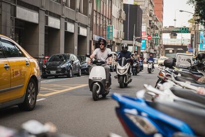 Una moto de Gogoro por las calles de Taipei.