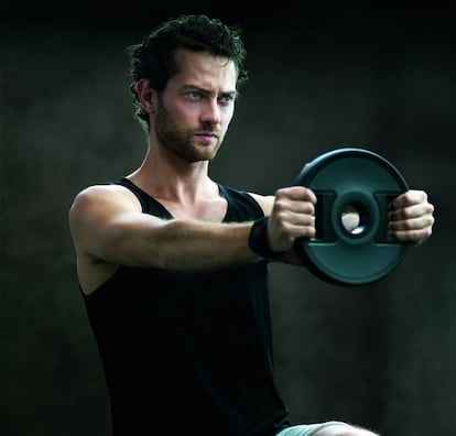 “Este ejercicio potencia la zancada al mismo tiempo que fortalece el abdomen, zona lumbar y hombros”, asegura Giacchetta.