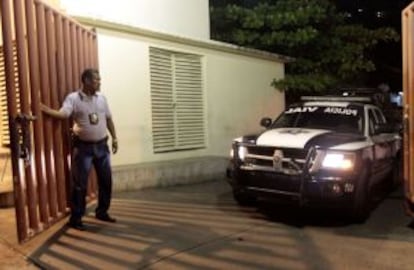 Los agredidos en un bungaló de Acapulco abandonan el juzgado en un furgón policial.