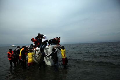 Socorristas voluntarios de Badalona ayudan a los pasajeros de una embarcación en Sikaminias, Grecia, el viernes.