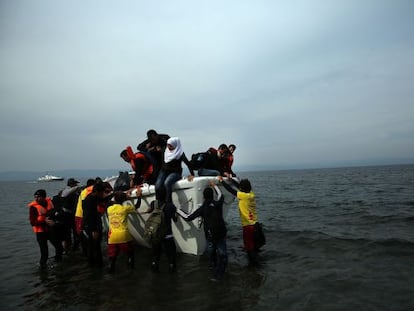 Socorristas voluntarios de Badalona ayudan a los pasajeros de una embarcación en Sikaminias, Grecia, el viernes.