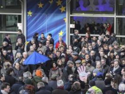 Varios funcionarios procedentes de diversas instituciones de la Unión Europea, entre las que se incluyen la Comisión Europea y el Consejo Europeo, protestan hoy por los recortes en sus instituciones en frente de la sede de la Comisión Europea de Bruselas, Bélgica.