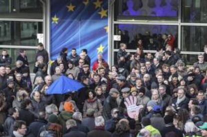 Varios funcionarios procedentes de diversas instituciones de la Unión Europea, entre las que se incluyen la Comisión Europea y el Consejo Europeo, protestan hoy por los recortes en sus instituciones en frente de la sede de la Comisión Europea de Bruselas, Bélgica.