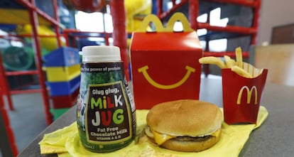 Un menú infantil de Mcdonalds con dos de los productos que van a ser retirados.