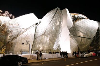 El edificio de estilo futurista está ubicado en el parque del Bois de Bologne, al oeste de París. El centro de arte contemporáneo se levanta sobre 3.500 metros cuadrados. En sus galerías se expondrán una gran parte de las colecciones privadas de Arnault. El museo en forma iceberg, de acuerdo a distintos comentarios del arquitecto, tiene 46 metros de alto, 150 de largo y 11.000 metros cuadrados de superficie. Está formado por 12 velas de cristal y de madera.