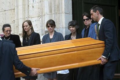 El féretro de Tom Sharpe, acompañado por Montserrat Verdaguer (izquierda), sus hijas Grace y Jemima, su viuda Nancy y su tercera hija, Melanie.