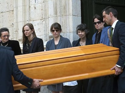 El f&eacute;retro de Tom Sharpe, acompa&ntilde;ado por Montserrat Verdaguer (izquierda), sus hijas Grace y Jemima, su viuda Nancy y su tercera hija, Melanie.