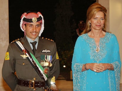 El príncipe Hamzah con su madre, la reina Noor, en una foto de archivo de mayo de 2004.