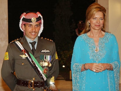 El príncipe Hamzah con su madre, la reina Noor, en una foto de archivo de mayo de 2004.