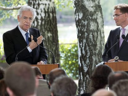 El primer ministro italiano, Mario Monti, y su hom&oacute;logo finland&eacute;s, Jyrki Katainen, comparecen tras su reuni&oacute;n en Helsinki.