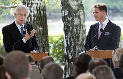 El primer ministro italiano, Mario Monti, y su homólogo finlandés, Jyrki Katainen, comparecen tras su reunión en Helsinki.