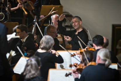 Andreas Reize dirige al Thomanerchor y a la Akademie für Alte Musik Berlin la ‘Pasión según San Juan’ de Bach en la Thomaskirche el pasado jueves por la tarde.