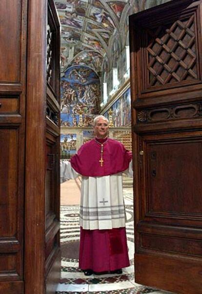 El cardenal Marini cierra la Capilla Sixtina para dar inicio al cónclave.